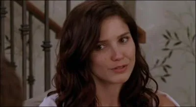 Brooke n'apprcie pas le rapprochement qu'a une fille avec Julian. Comment s'appelle cette jeune femme ?