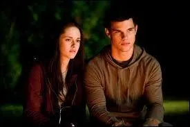 Que fait Edward pour rendre Jacob furieux devant Bella ?