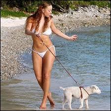 Qui est cette star qui promne son chien 'Jack' sur la plage ?