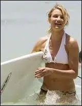 Qui est cette star qui fait du surf ?