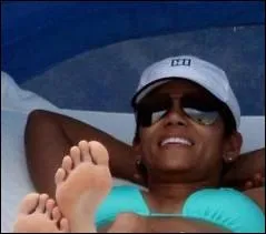 Qui est cette ancienne James Bond Girl, allonge sur un yatch ?