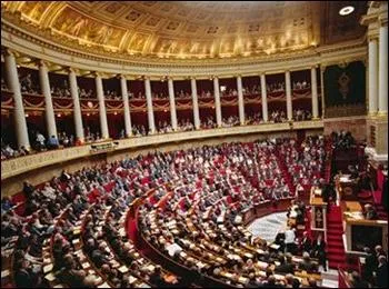 Les surnoms des partis politiques,   la gauche et la droite  , font rfrence  l'organisation des siges au parlement.