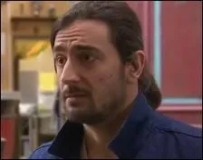 Comment s'appelle le frre de Sacha, et o a-t-il dj jou ?