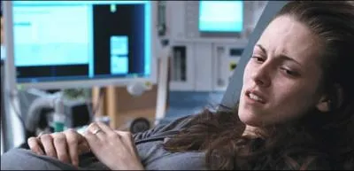 Avec quoi Edward injecte-t-il son venin  Bella ?