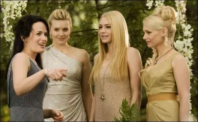 Que fait Bella durant la nuit, juste avant le mariage ?