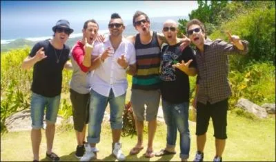 Avec qui chante-t-il  Summer Paradise  ?