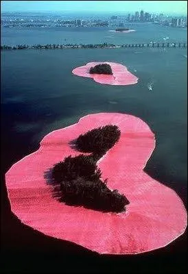 Qui fait des emballages de monuments peu communs ?