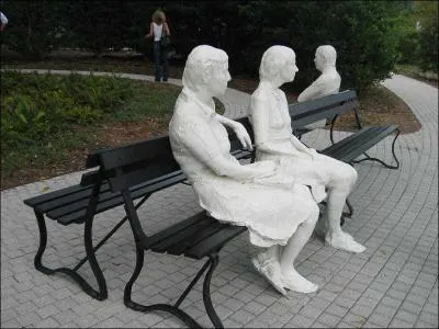 Qui produit des sculptures en pltre pour en faire des scnes du quotidien ?