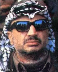 Qui est ce leader palestinien, incarnation de la lutte des Palestiniens, dcd en 2004  l'hpital militaire de Clamart en rgion parisienne ?