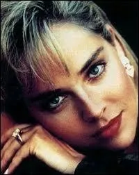 Dans ''Basic Instinct'' , Sharon Stone (ou l'autre femme ? ) tue à l'aide ----------.