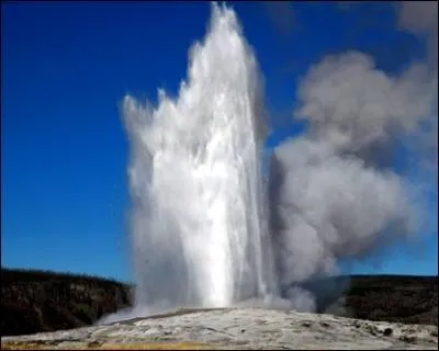 Le parc de Yellowstone est connu pour ses geysers. Comment s'appelle le plus célèbre ?