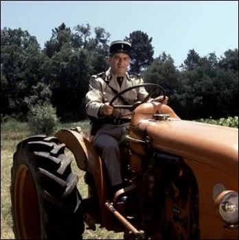 Apprentissage de la conduite agricole sur un vhicule d'emprunt pour le Marchal des logis-chef Ludovic Cruchot ... .
