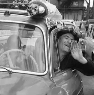 Vacancier nerv au volant dans ce film de 1962 ... .