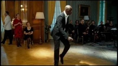 Omar Sy danse dans  Intouchables  sur un titre de :