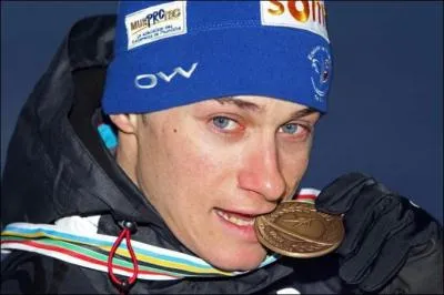 Quel est le nom de ce biathlte qui termina 1er en poursuite, lors d'une preuve de Coupe du monde 2010 ?