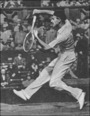 Jean Borotra fut l'un des  4 Mousquetaires , l'quipe de tennis franaise qui remporta 6 fois la Coupe Davis (de 1927  1932). Sa naissance  Biarritz lui avait valu le surnom de :