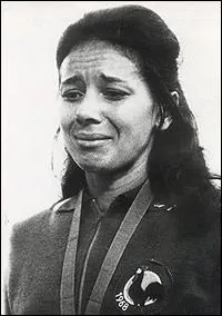 Championne aujourd'hui dcde, elle avait mu la France entire par ses larmes verses lors de la remise de la mdaille d'or qu'elle remporta pour sa victoire aux 400m aux JO 1968. Elle s'appelait :