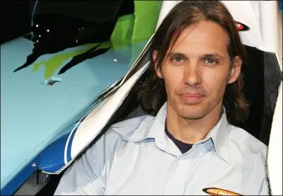 Quand il ne tourne pas en tant qu'acteur pour le cinma,  quel sport s'adonne Paul Belmondo, le fils de  Bbel  ?