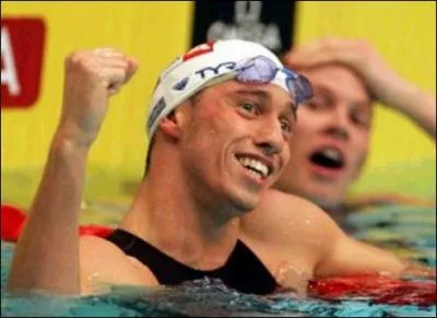 Frdrick Bousquet est le nageur qui le 1er ralisa le 50 m nage libre en grand bassin sous la barre des 21 secondes (20s 94). Outre la nage libre, quelle est son autre spcialit dans les bassins ?