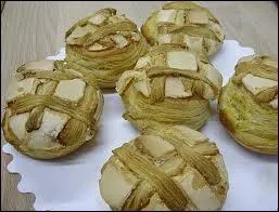 Comment se nomment ces gteaux faits de pte feuillete fourre de crme frangipane avec un glaage royal ?