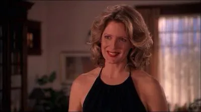 Quelle actrice joue Joyce Summers ?