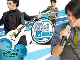 Quel est le prnom de la copine de Stella, qui est obsde par les Jonas ?