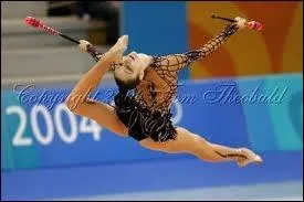 Que fait-elle sur la photo ?