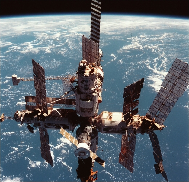 Quelle était la signification de   Mir  , la station spatiale russe et mise en orbite, le 19 février 1986 ?