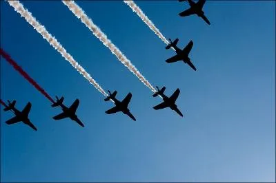 Le dfil arien est ouvert par une escadrille arienne fumigne  gnralement la/les ... .