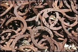 De combien de parties est constitu le clou ?