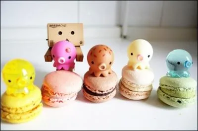 De quelles couleurs (dans l'ordre) sont les pieuvres places devant Danbo ?