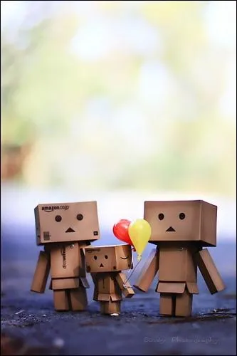 De quelles couleurs sont les ballons du petit Danbo ?