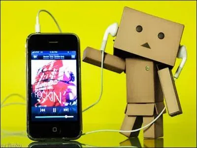 Quel est le tlphone dont provient la musique qu'coute Danbo ?