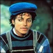 Dans le clip  Say Say Say , de quelle couleur est le chapeau de Paul McCartney ?