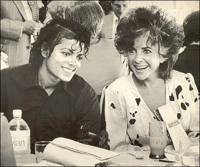 Dans le clip  Come Together ,  quelle main Michael a-t-il des pansements aux doigts ?