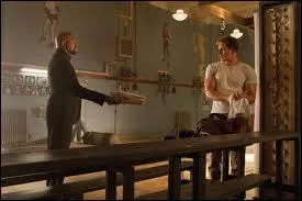 Que contient le dossier tendu par Nick Fury ?