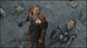 Que regardent Thor et Captain America ?