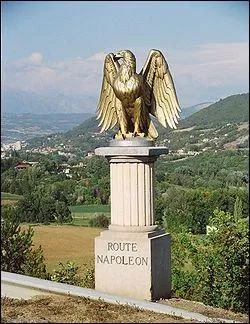 Quel col est travers par la Route Napolon ?