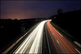 Qui chantait  Je sais que tu vis l-bas au bout de l'autoroute, J'pourrai pas me tromper c'est allum la nuit  ?