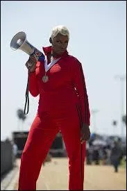 Comment s'appelle l'ancienne la coach de l'quipe de natation de WMHS qui est devenue la nouvelle coach des pom-pom girls ?