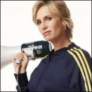 Comment s'appelle la coach des pom-pom girls dans les premires saisons ?