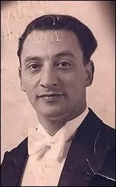 Compositeur nerlandais, il rentre en rsistance contre le nazisme en 1942, emprisonn un an plus tard, il est dport  Westerbork puis  Auschwitz et est tu au camp de Frstengrube :