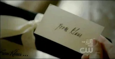 Que contenait le cadeau que Klaus avait offert  Caroline ?