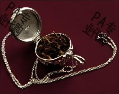 Quelle plante protge les humains contre les vampires ?