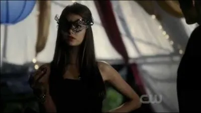 Lors du bal masqu, avec qui danse Katherine ?