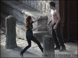 Dans le tome 2, pourquoi Edward doit-il quitter Bella ?