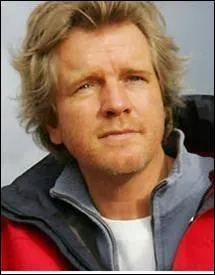 Comment s'appelle le fianc de l'hrone ? Quel mtier fait-il ?