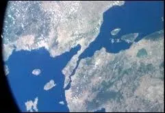 Quel dtroit forme un long couloir maritime de 65 km reliant la mer Ege et la mer de Marmara ?