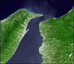 O se trouve le dtroit de Messine ?