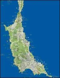 Quelle presqu'le du Morbihan (Bretagne) est relie au continent par l'isthme de Penthivre qui fait moins de 100 mtres de large ?